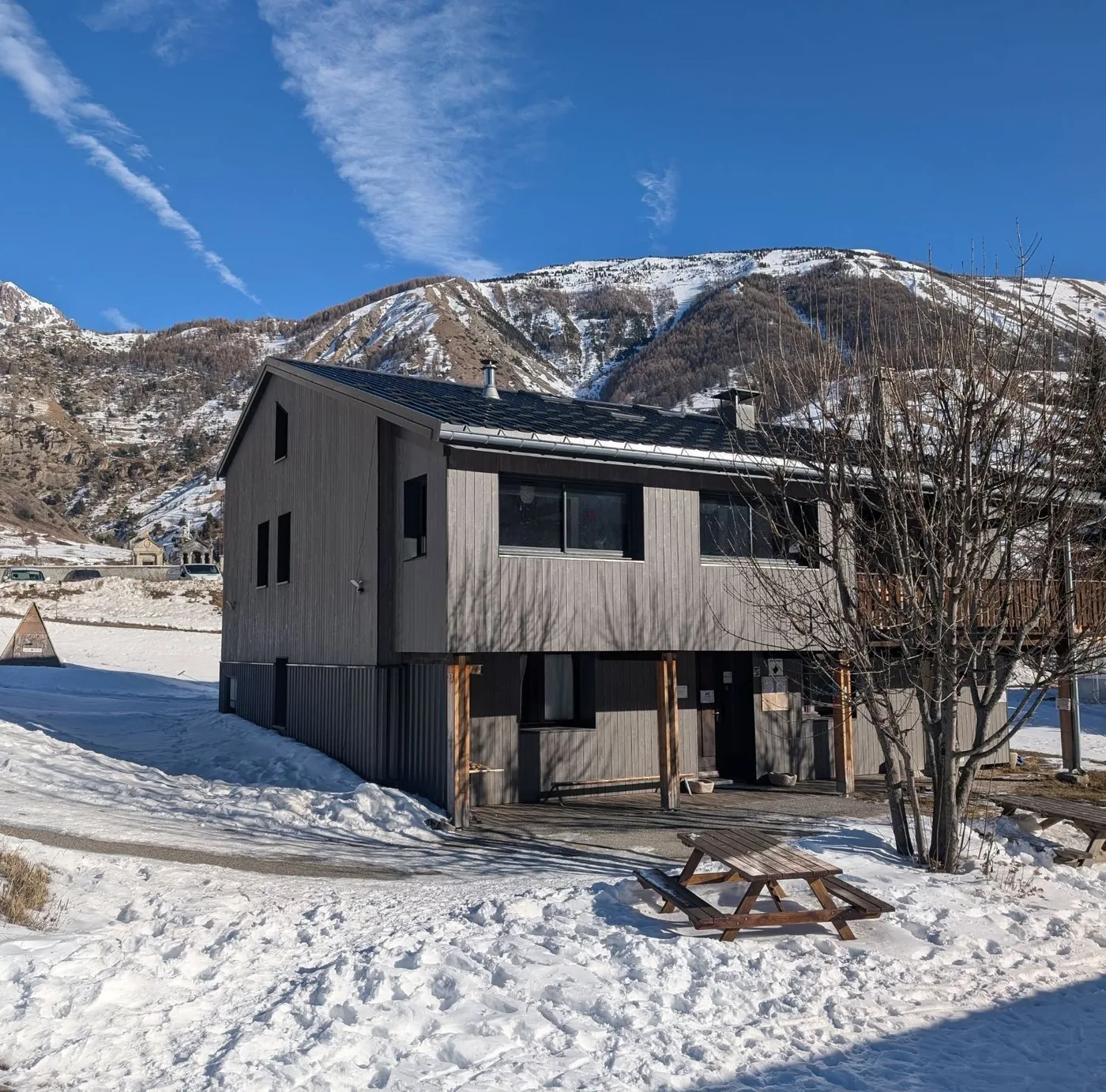 Le gîte sous la neige, au pied des pentes