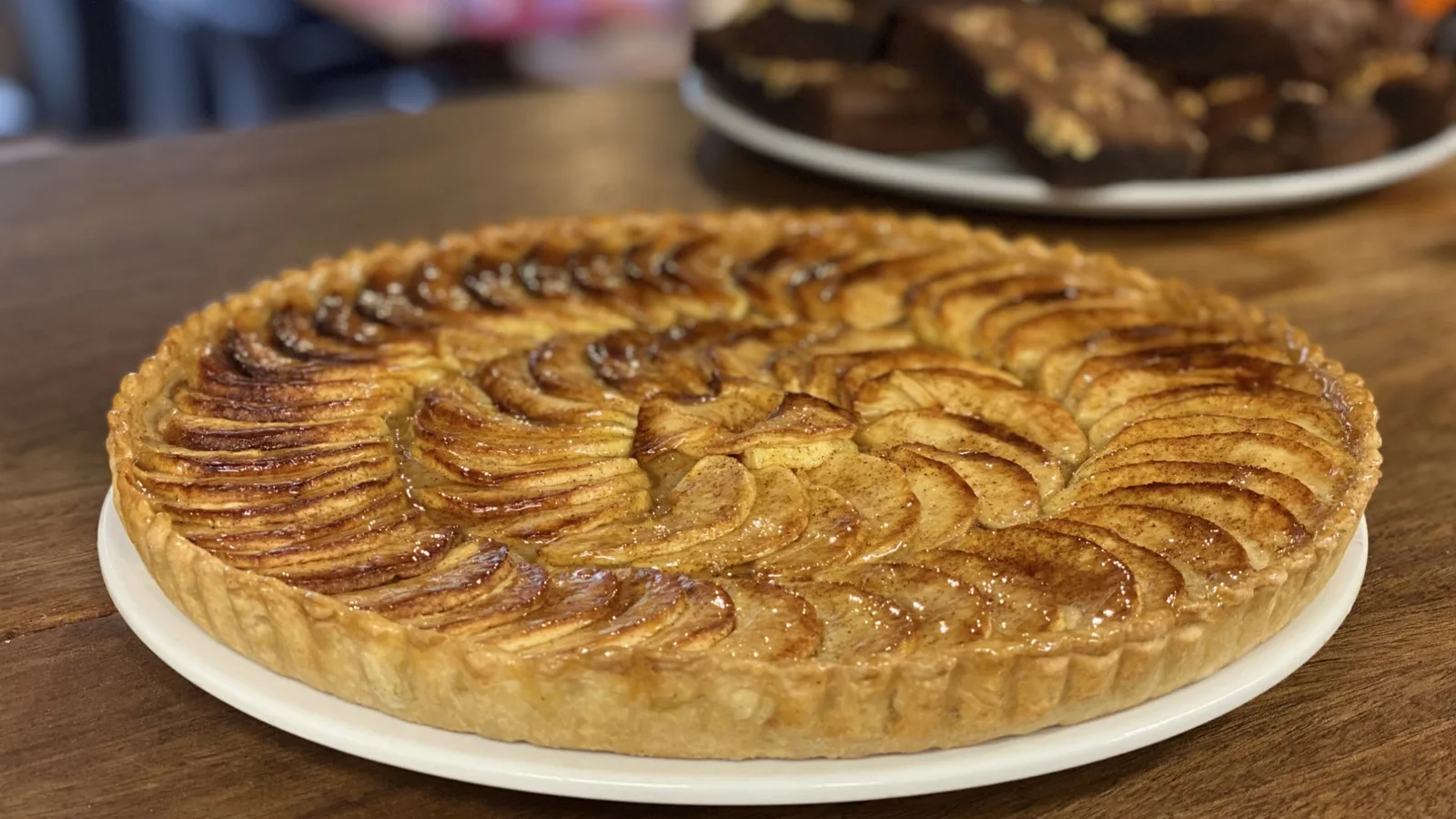 Tarte aux pommes maison servie au dîner