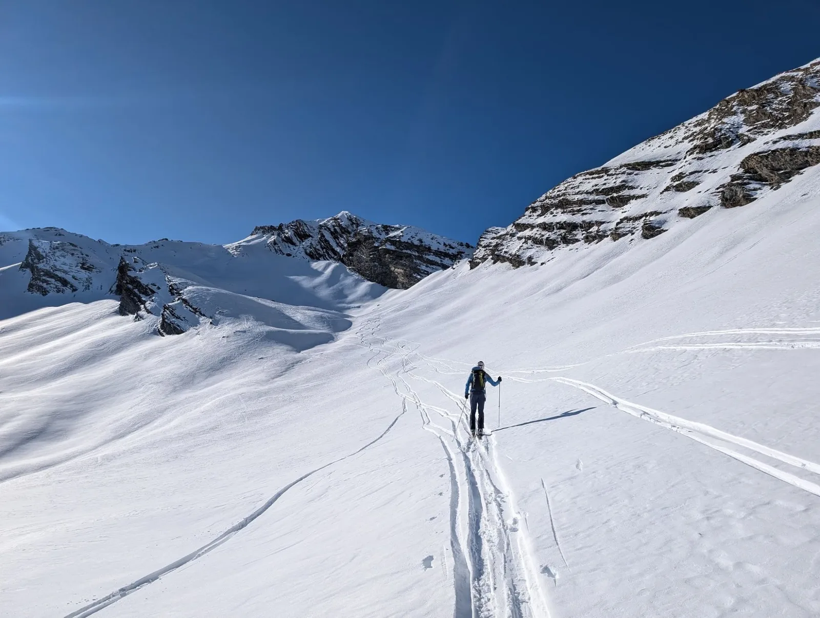 Montée à ski vers le couloir, sous le grand ciel bleu de la haute Ubaye